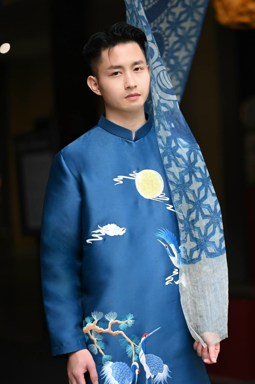 ao dai cach tân nam Hac xanh Navi (1)