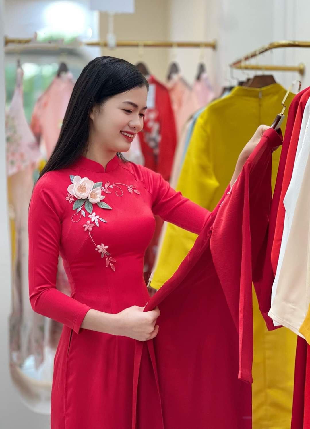 ao dai truyen thong lua my Ceilo đỏ xuống may ao dai hoang mai (3)