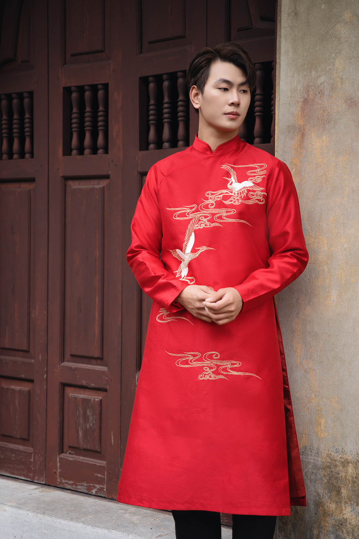 Áo dài nam hạc đỏ