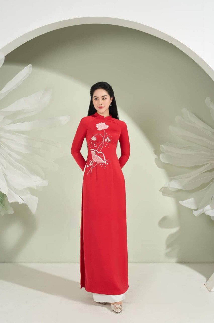 áo dài nữ truyền thống màu đỏ thêu hoa sen trắng