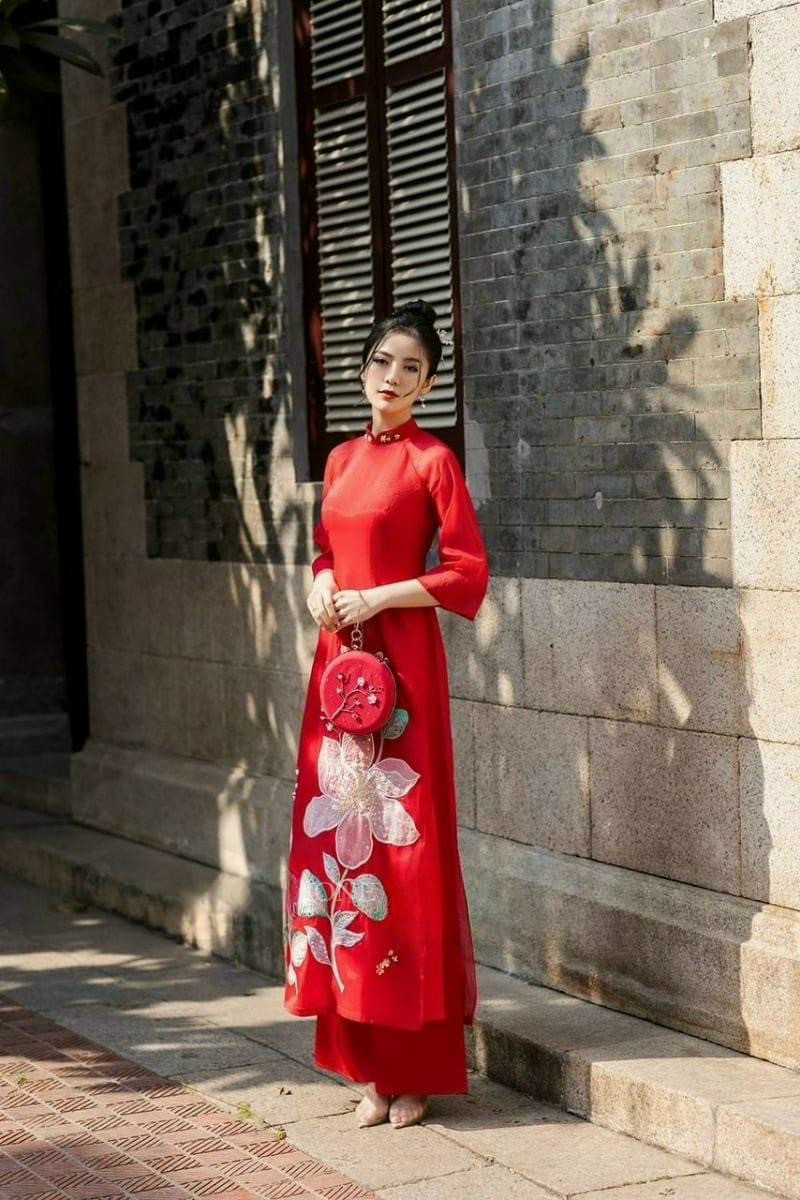 Áo dài cách tân nữ màu đỏ thêu đính hoa