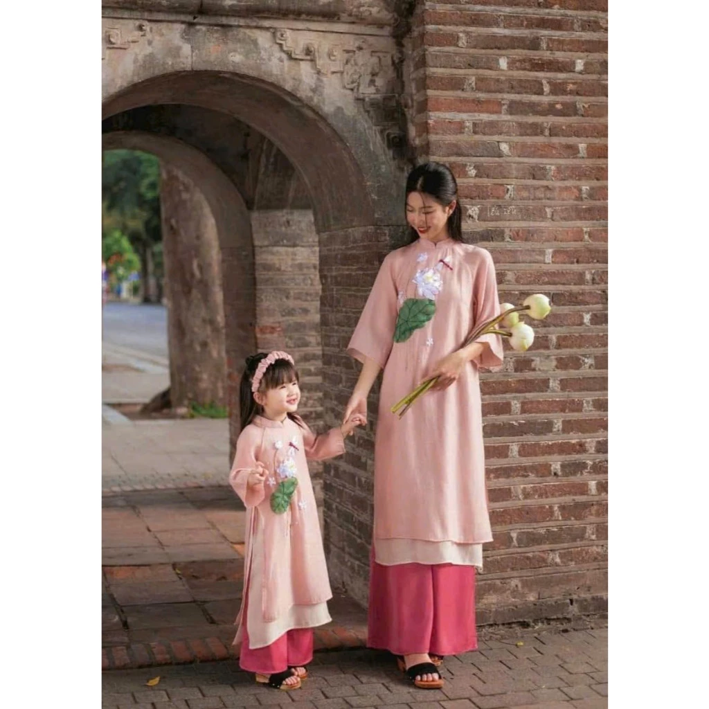 Áo dài cách tân mẹ và bé Liên Hoa
