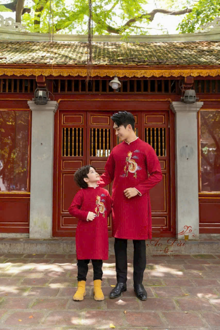 Áo dài cách tân Bố&Con mẫu đỏ rồng