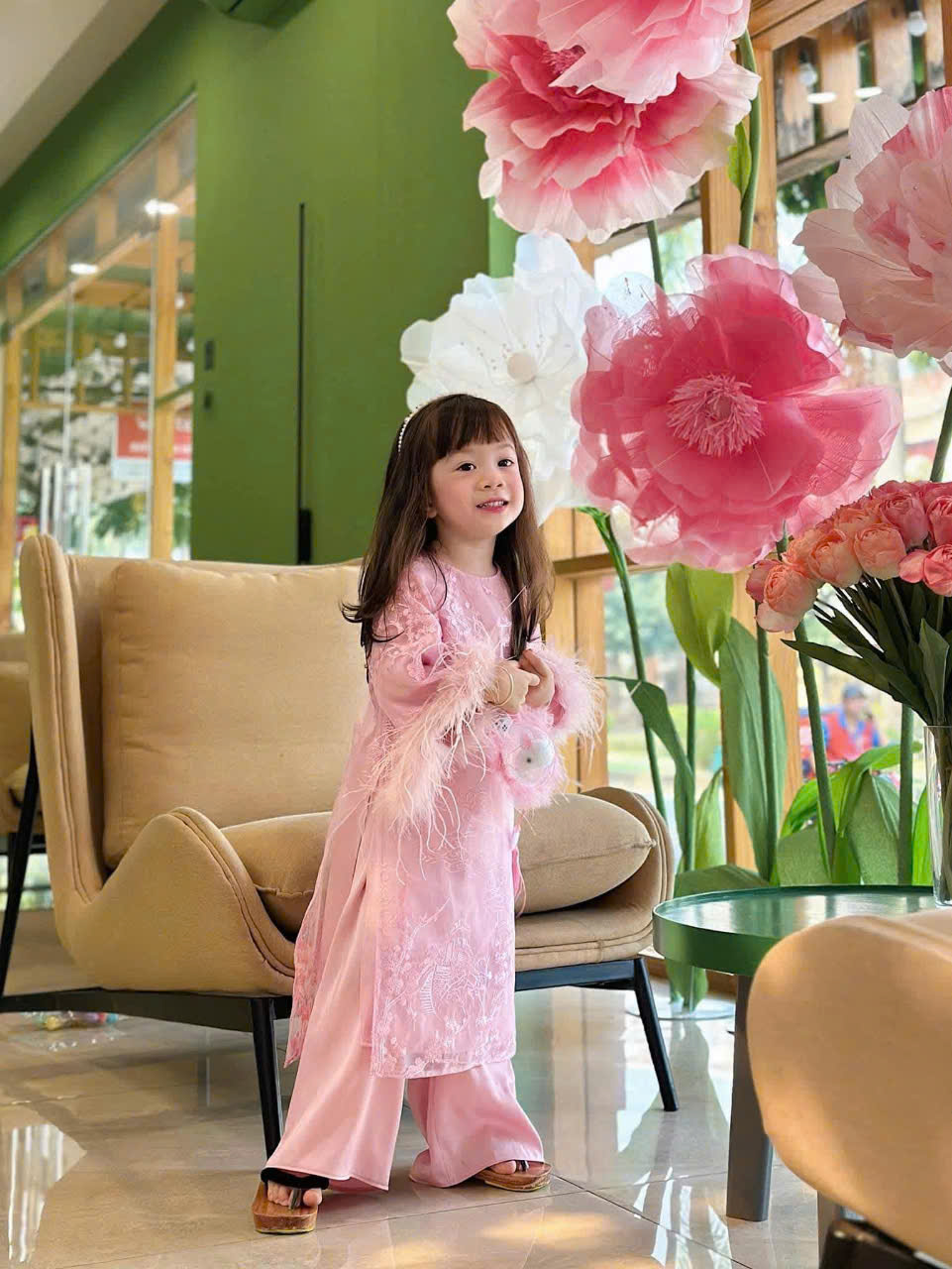 long vũ hồng bé gái (2)