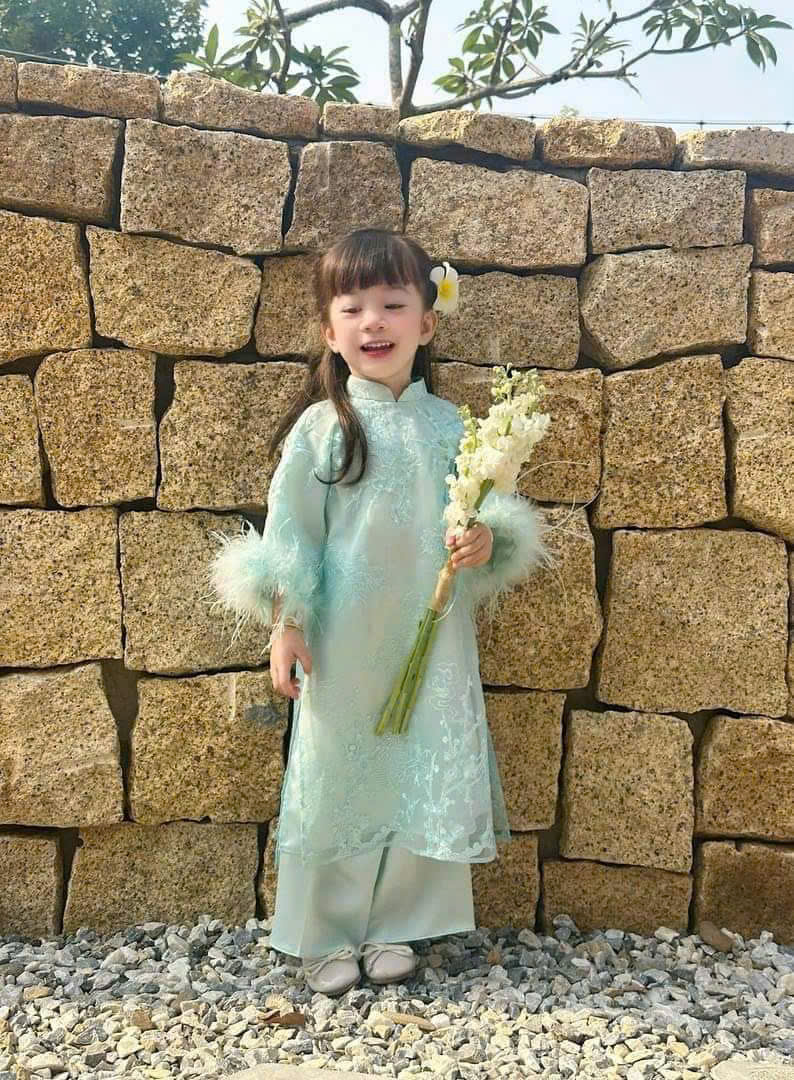 lông vũ xanh ốm bé gái (1)