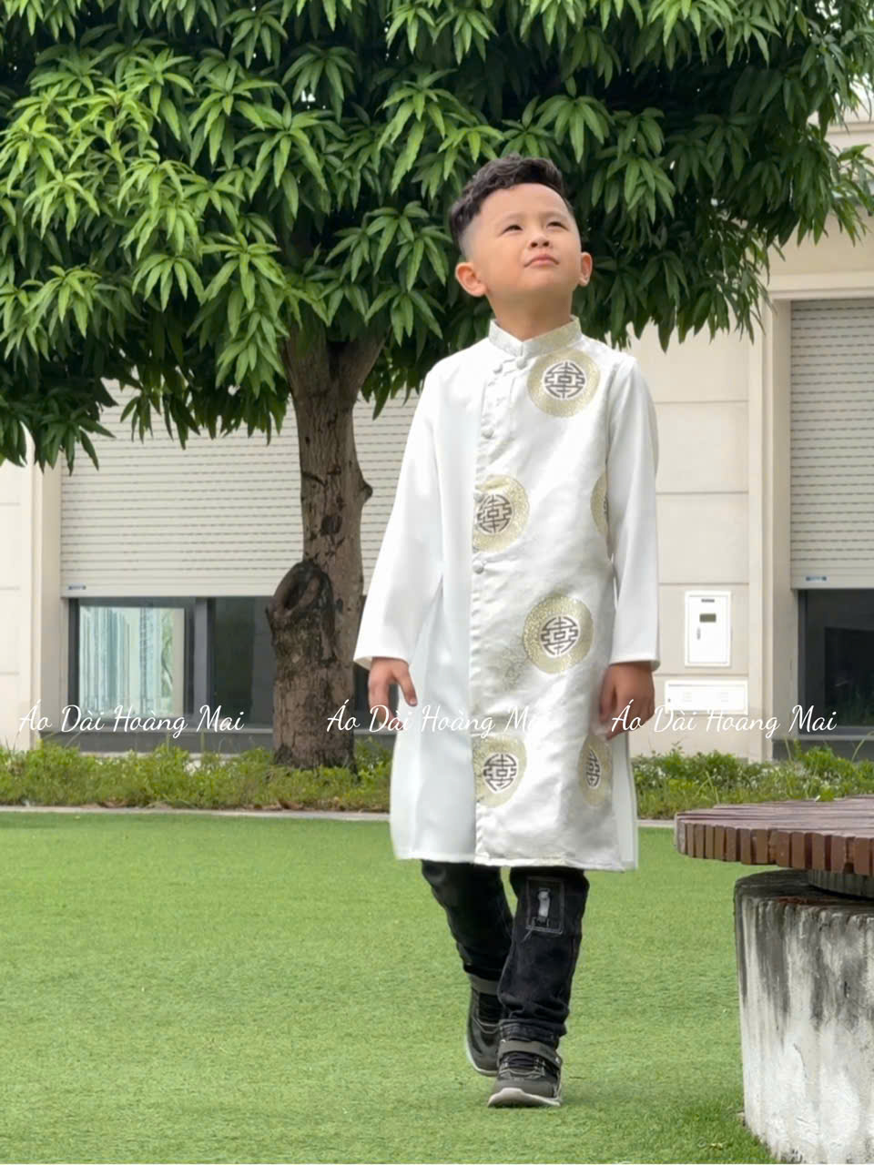 Áo dài bé trai gấm đồng tiền phối tuyết mưa màu trắng