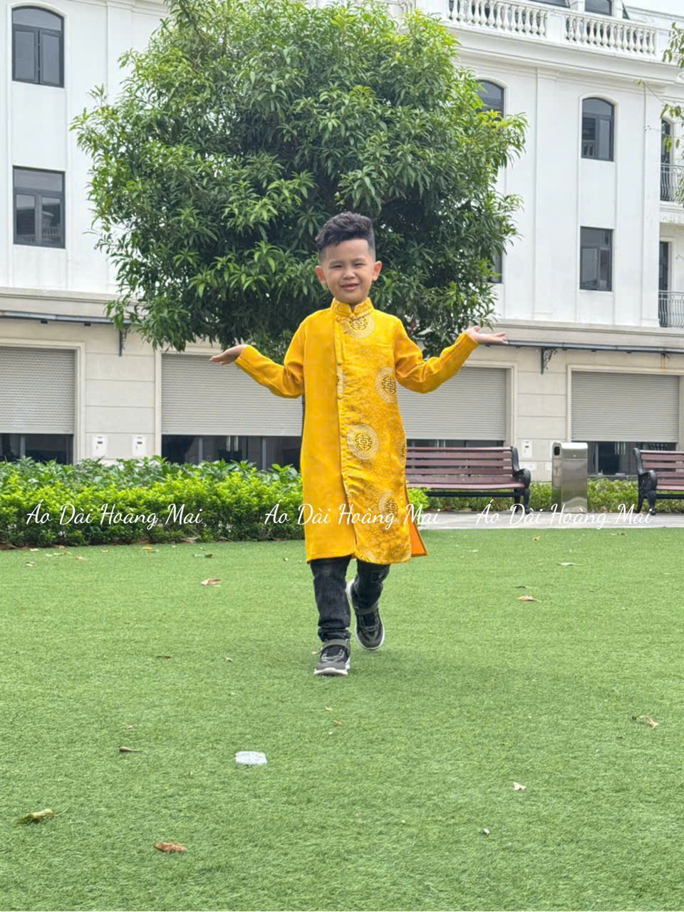 Áo dài bé trai gấm đồng tiền phối tuyết mưa màu vàng