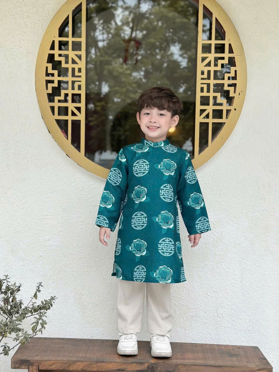 Áo dài bé trai cách tân mẫu gia đình
