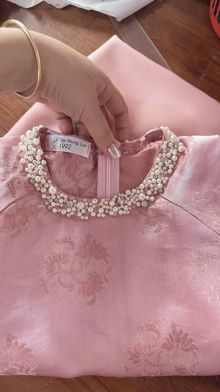 Áo dài nữ gấm suông cổ đính ngọc