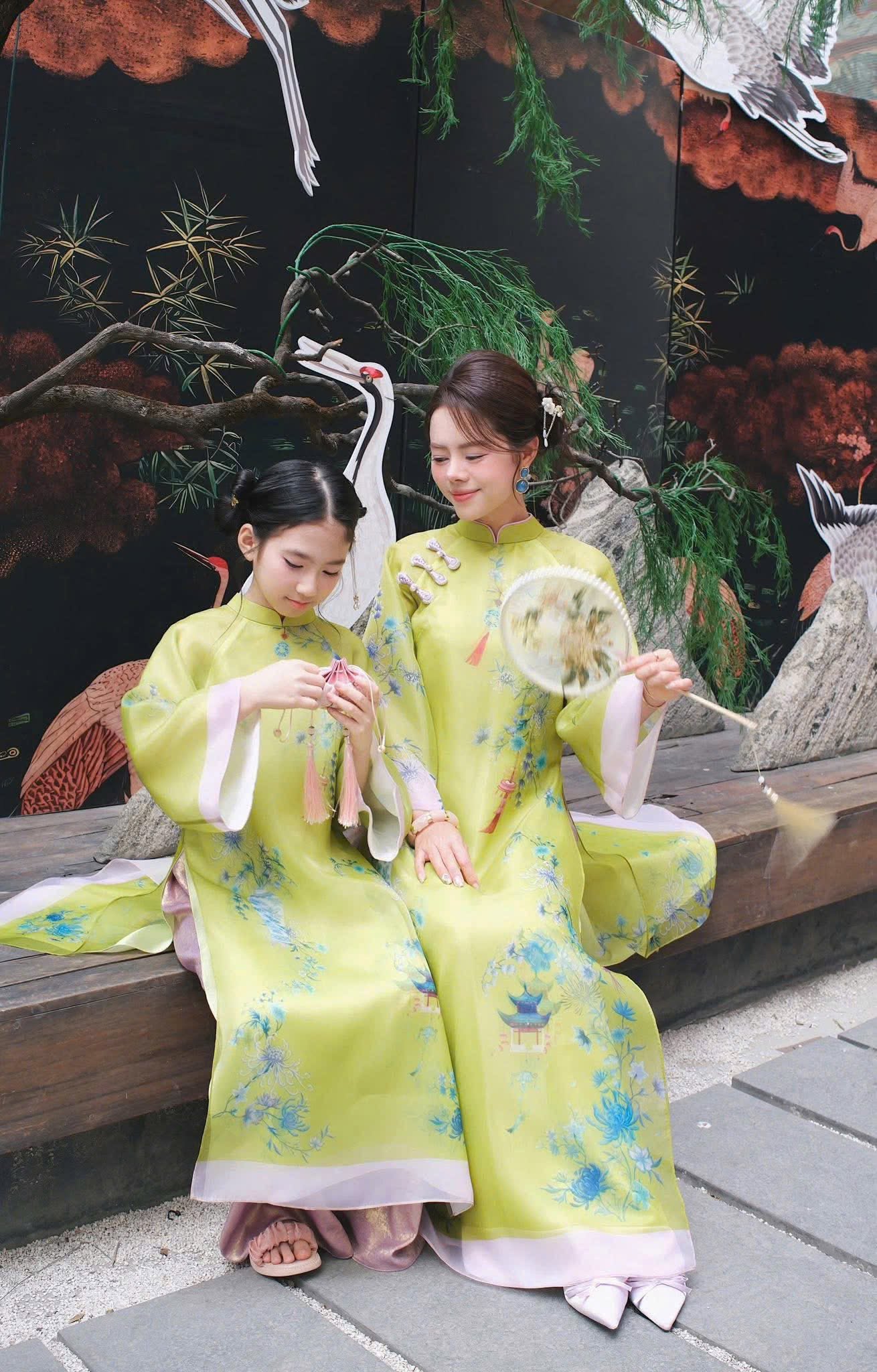 Áo dài đôi mẹ và bé gái