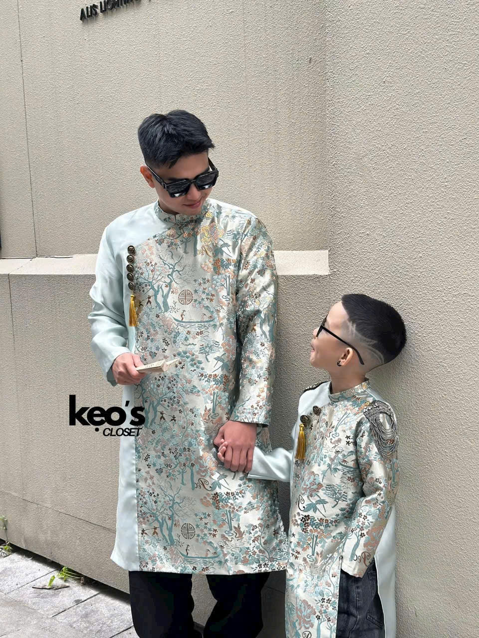 Áo dài bố và bé trai