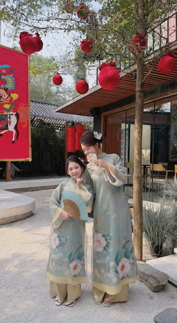 Áo dài đôi mẹ và bé gái