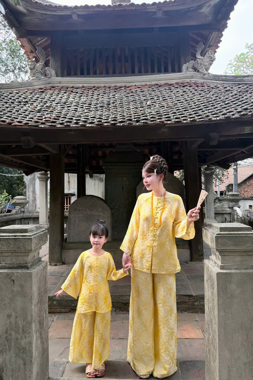 Pháp phục mẹ và bé gái tơ óng màu vàng