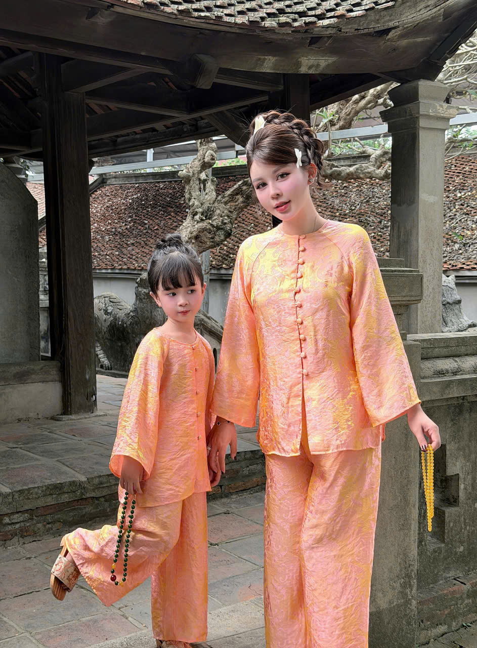 Pháp phục mẹ và bé gái tơ óng màu cam