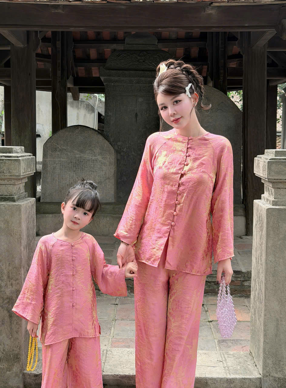 Pháp phục mẹ và bé gái tơ óng hồng đậm